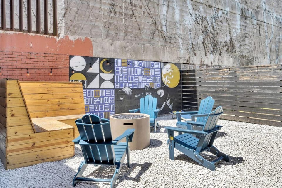 Spacious 5BR w fire pit, balcony & backyard oasis House in New Orleans