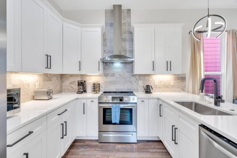 Spacious 5BR w fire pit, balcony & backyard oasis House in New Orleans