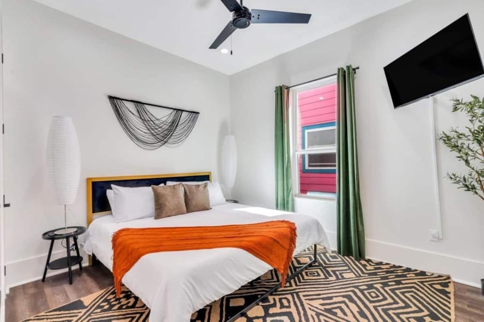 Spacious 5BR w fire pit, balcony & backyard oasis House in New Orleans