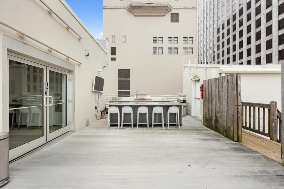 Modern downtown condo w rooftop gym House in French Quarter