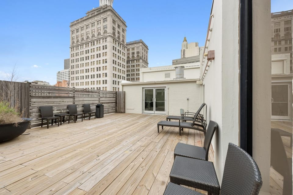 Modern downtown condo w rooftop gym House in French Quarter