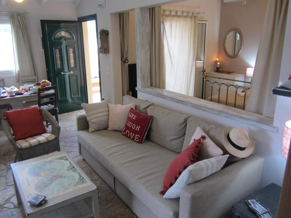 TV and multimedia, Living room, Seating area, Dining area, Bedroom