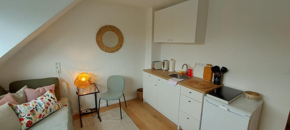 Coffee/tea facilities, Kitchen or kitchenette, Living room, Seating area, hair dresser