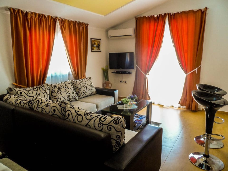 TV and multimedia, Living room, Photo of the whole room, Seating area, Pets, Mountain view, Sea view