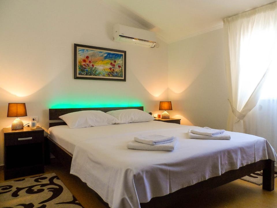 Bed, Photo of the whole room, Bedroom, towels, air conditioner