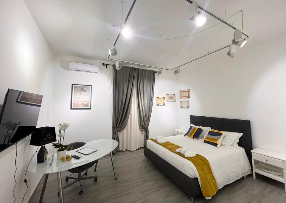 Bed, TV and multimedia, Bedroom