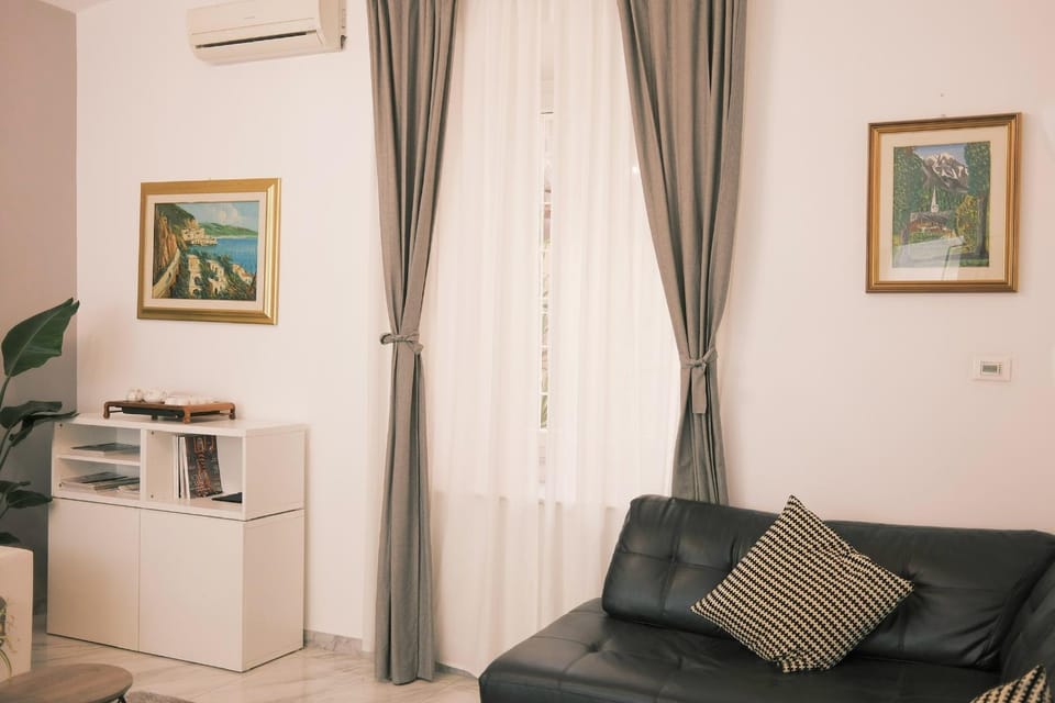 Living room, Seating area, air conditioner