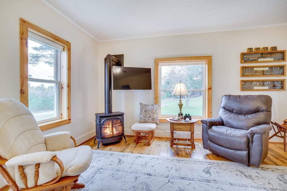 Lovely Rural Hixton Farmhouse w/ Porch & Fire Pit! House in Wisconsin