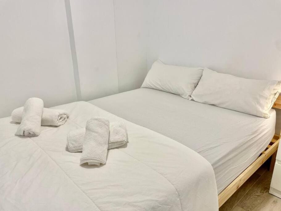 Bed, Photo of the whole room, Bedroom, towels