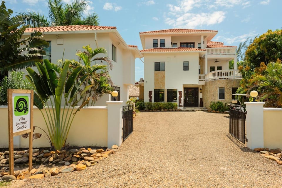 Jammin Gecko - 3 Story Oceanfront Luxury Villa 5 Bedroom w Pool Villa in Stann Creek District