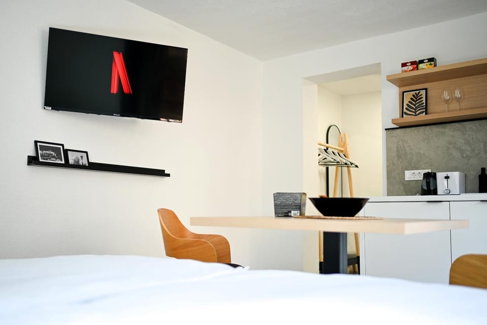 Communal lounge/ TV room, TV and multimedia, Dining area