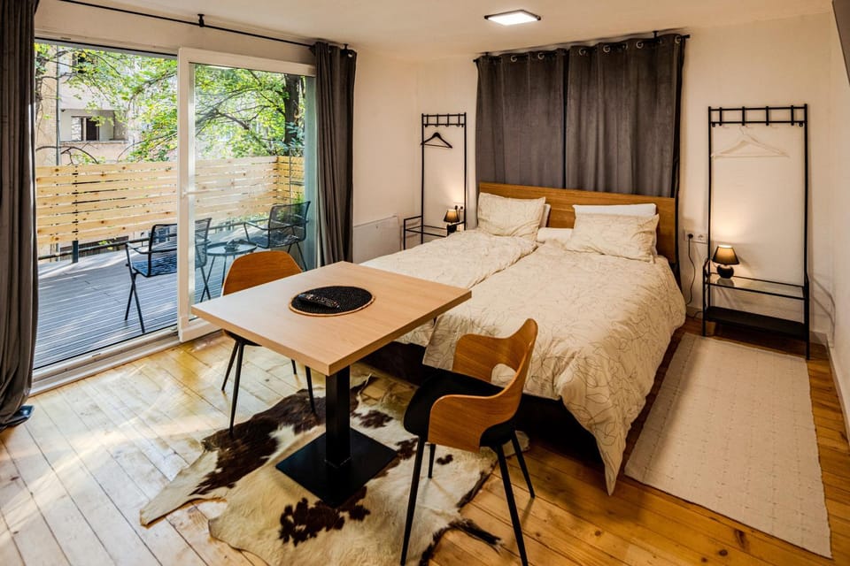 Bed, Living room, Dining area, Bedroom, hair dresser