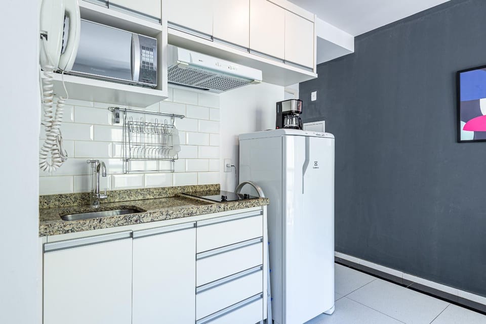 Kitchen or kitchenette, minibar, stove