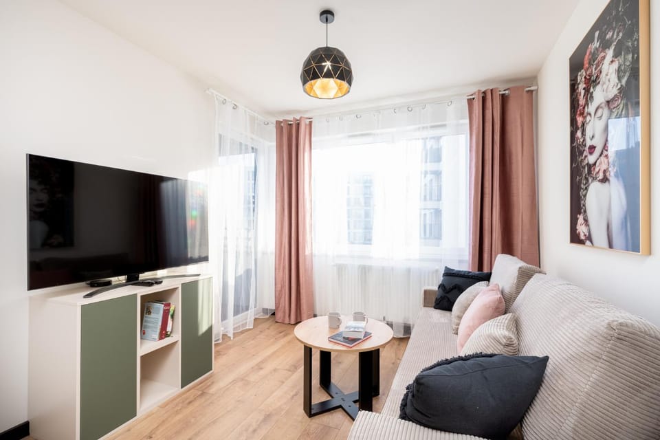 TV and multimedia, Living room, Seating area, Evening entertainment