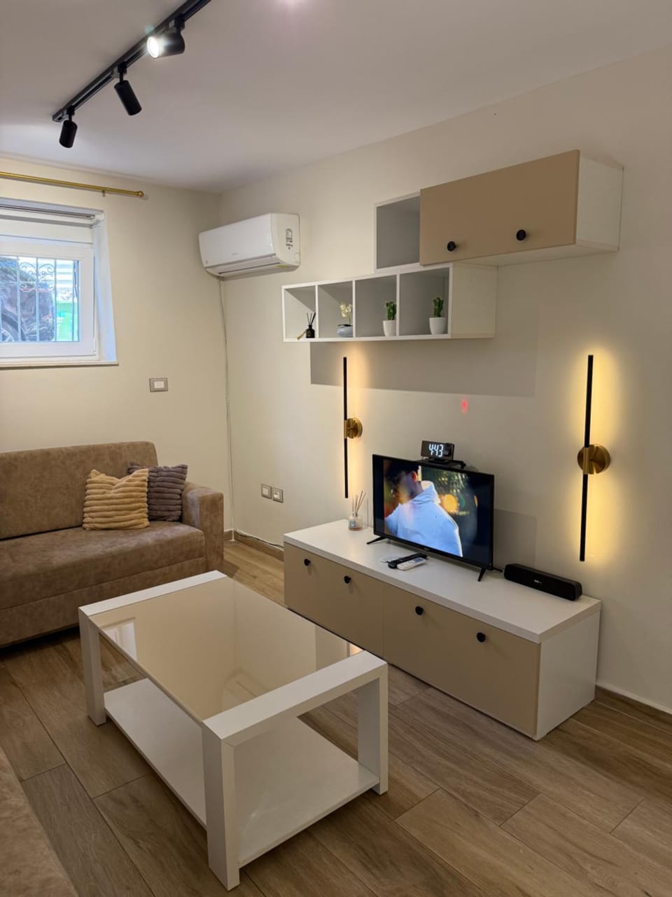 TV and multimedia, Kitchen or kitchenette, Living room, Seating area, Evening entertainment, air conditioner