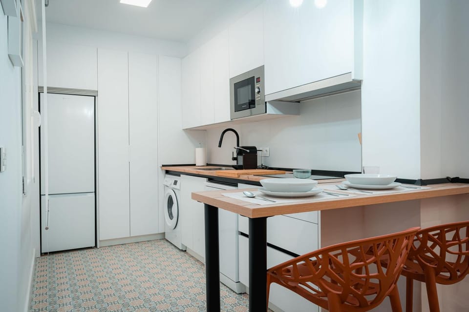 Kitchen or kitchenette, Dining area, dishwasher, minibar, stove