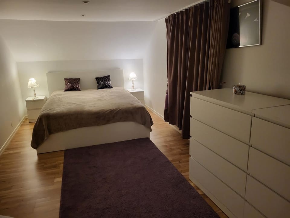Photo of the whole room, Bedroom