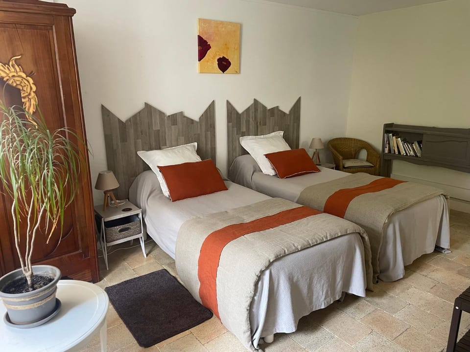 Photo of the whole room, Bedroom