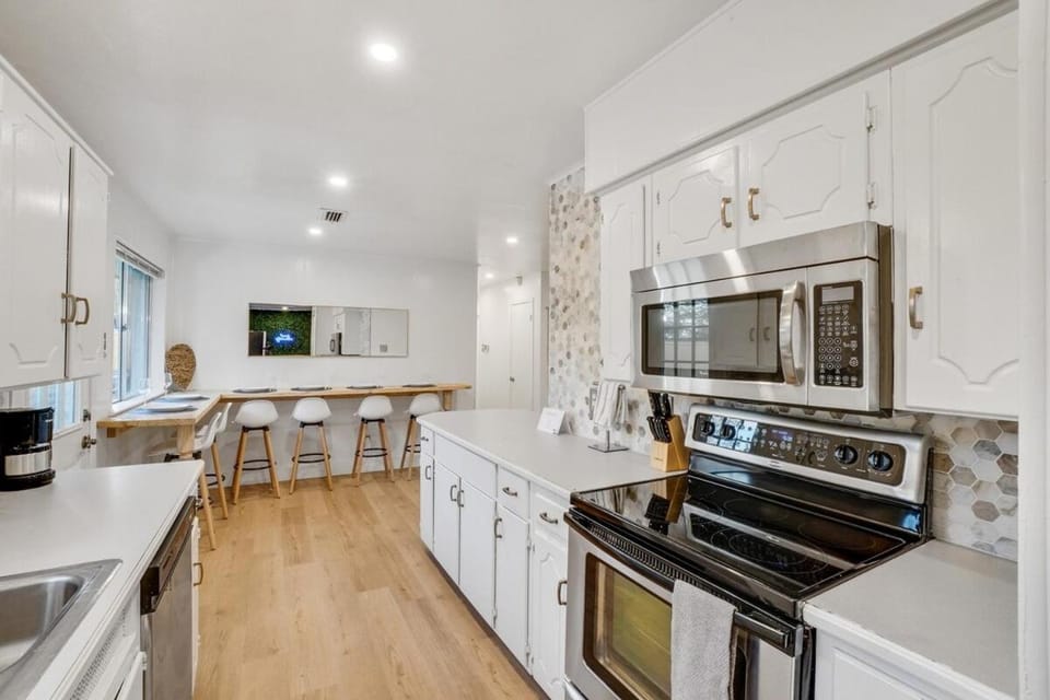 Holiday 4BR 2BA Home with Pool, Hot Tub, Fire Pit House in Irving