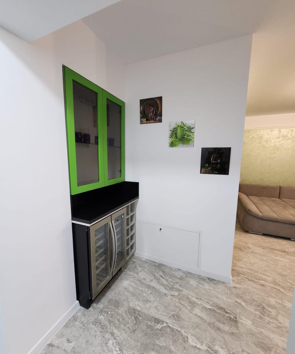 Lounge or bar, oven