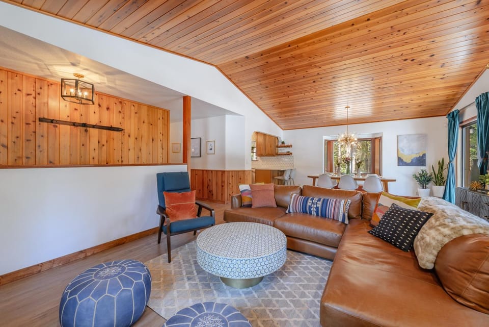Camp Telemark by Tahoe Getaways - Pet-Friendly 3 BR in Tahoe Donner with Hot Tub & Wood Fireplace House in Truckee