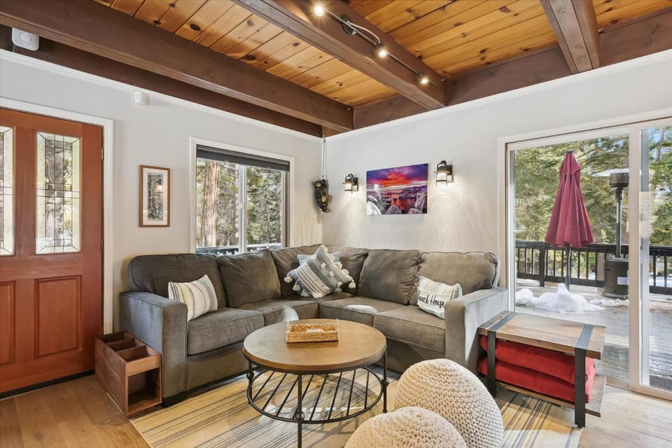 Cobalt Cabin by Tahoe Getaways - Beautifully Remodeled Pet Friendly 3 BR with Hot Tub & EV Cabin in Lake Tahoe