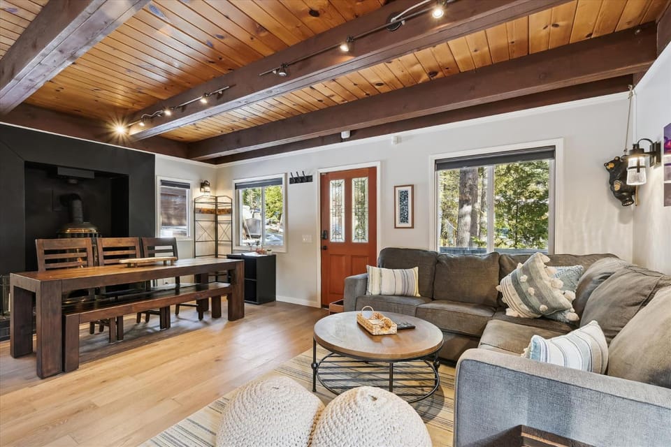 Cobalt Cabin by Tahoe Getaways - Beautifully Remodeled Pet Friendly 3 BR with Hot Tub & EV Cabin in Lake Tahoe