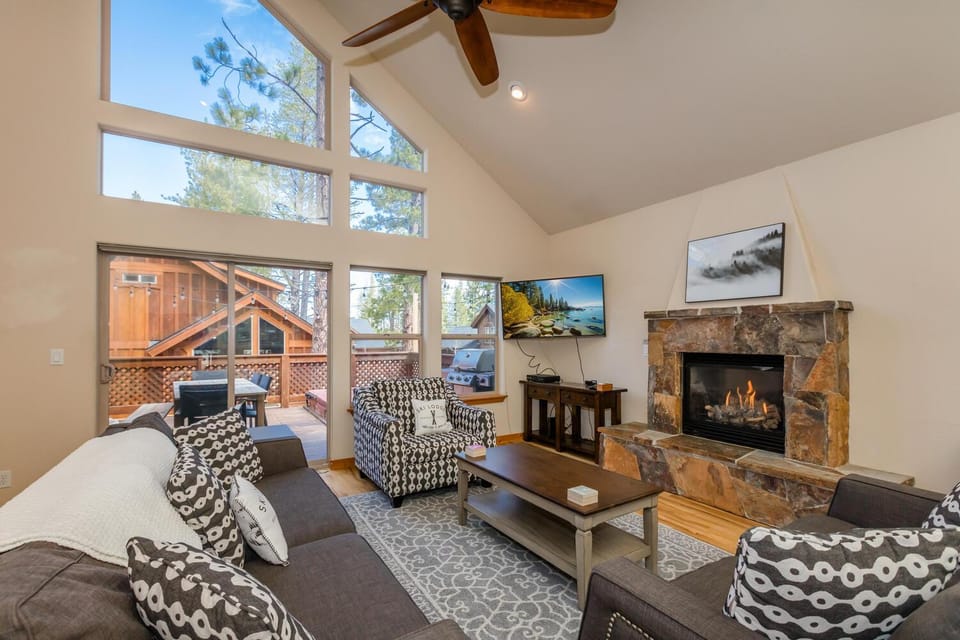 Cedar Crest at Winter Creek by Tahoe Getaways - 3BR, Walk to Ice Skating, Near Downtown and Northstar with Private Hot Tub! House in Truckee