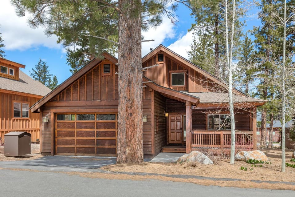 Cedar Crest at Winter Creek by Tahoe Getaways - 3BR, Walk to Ice Skating, Near Downtown and Northstar with Private Hot Tub! House in Truckee