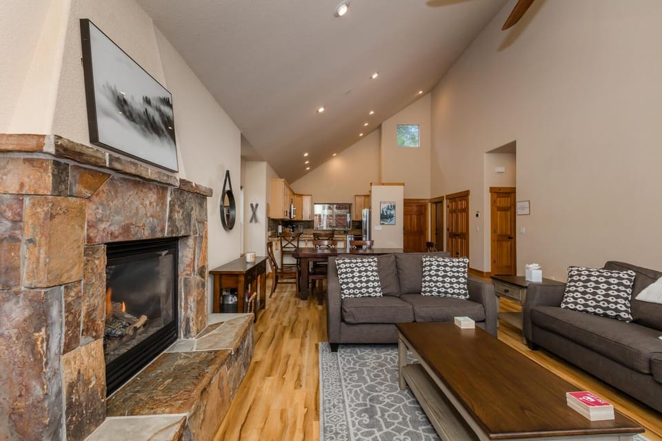 Cedar Crest at Winter Creek by Tahoe Getaways - 3BR, Walk to Ice Skating, Near Downtown and Northstar with Private Hot Tub! House in Truckee