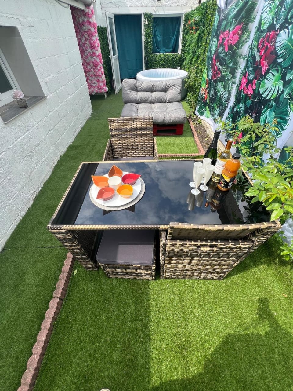 Patio, Spring, Day, Garden, View (from property/room), Living room, Seating area, Dining area, Garden view, sunbed
