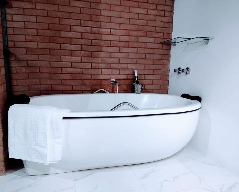 Hot Tub, Bathroom