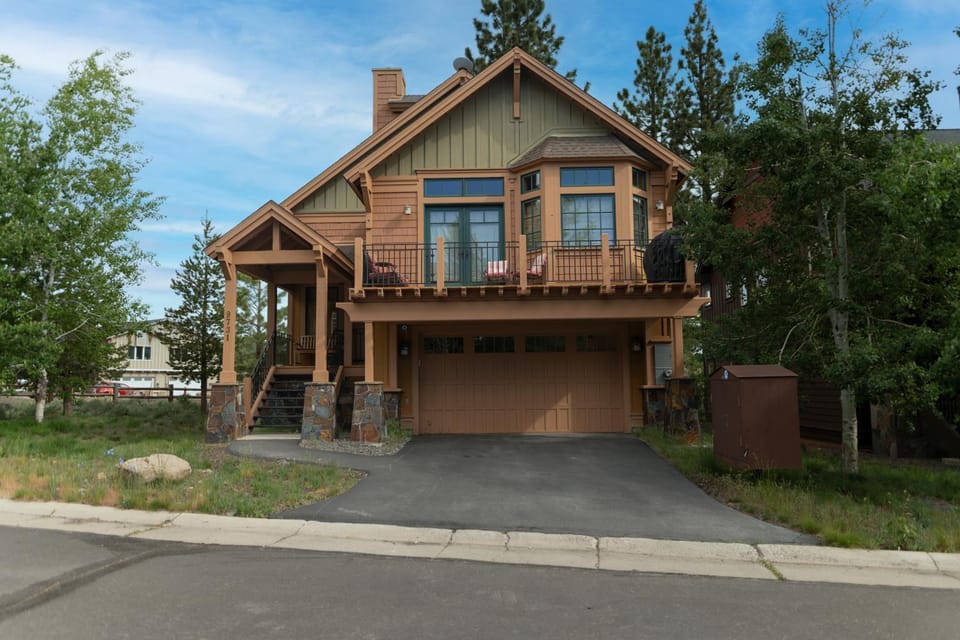 Coyote Run Retreat by Tahoe Getaways - 3BR Pet Friendly with HOA Amenities, Minutes to Downtown Truckee & Northstar Resort! House in Sierra Nevada