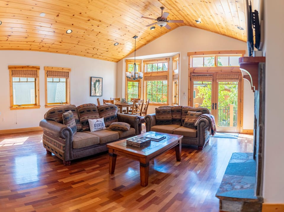 Coyote Run Retreat by Tahoe Getaways - 3BR Pet Friendly with HOA Amenities, Minutes to Downtown Truckee & Northstar Resort! House in Sierra Nevada