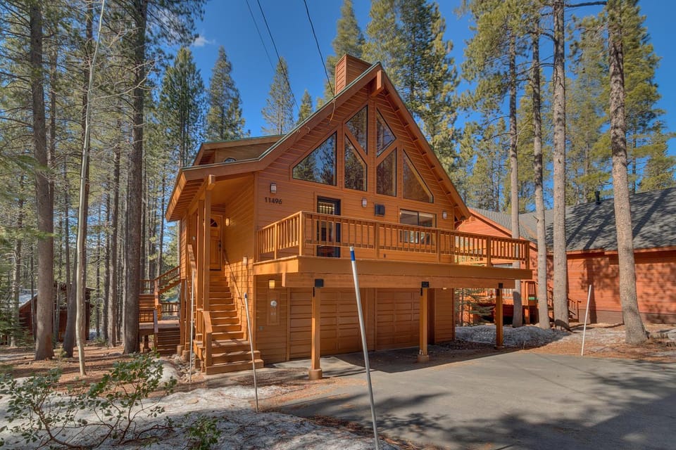 Cottonwood by Tahoe Getaways - 3BR Tahoe Donner with 2 Bonus Rooms, Hot Tub, Fireplace, Ping Pong & HOA Amenities House in Truckee
