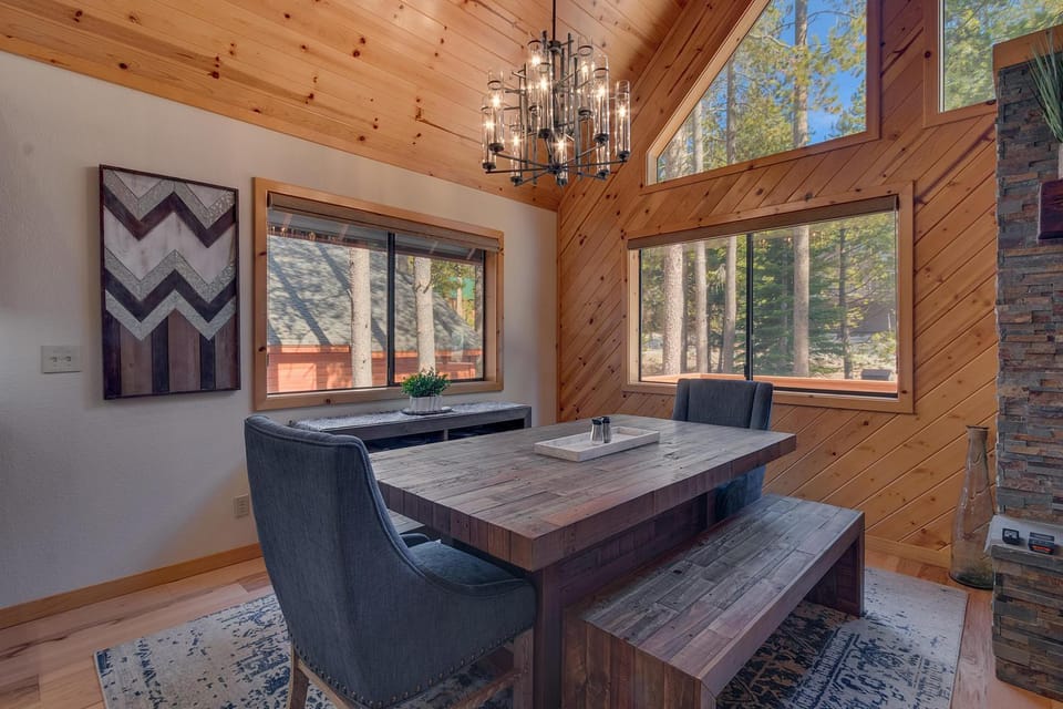 Cottonwood by Tahoe Getaways - 3BR Tahoe Donner with 2 Bonus Rooms, Hot Tub, Fireplace, Ping Pong & HOA Amenities House in Truckee