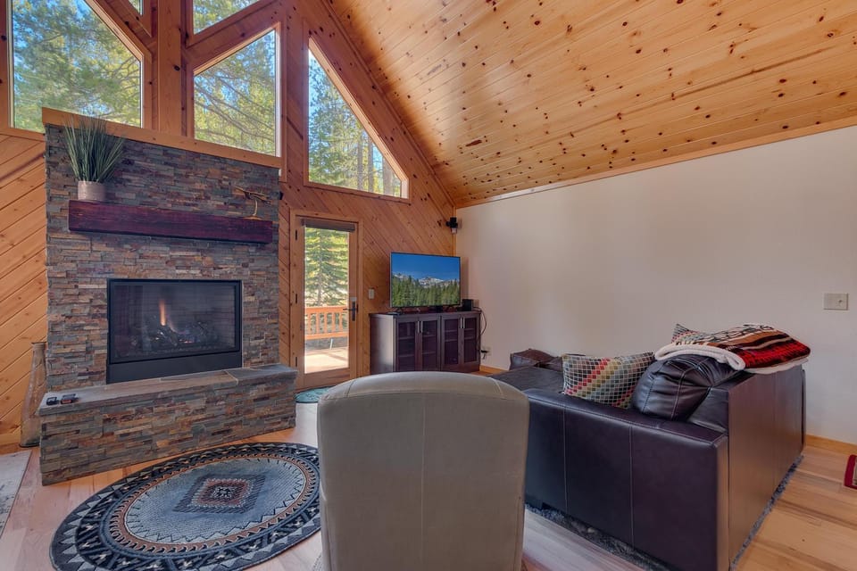 Cottonwood by Tahoe Getaways - 3BR Tahoe Donner with 2 Bonus Rooms, Hot Tub, Fireplace, Ping Pong & HOA Amenities House in Truckee