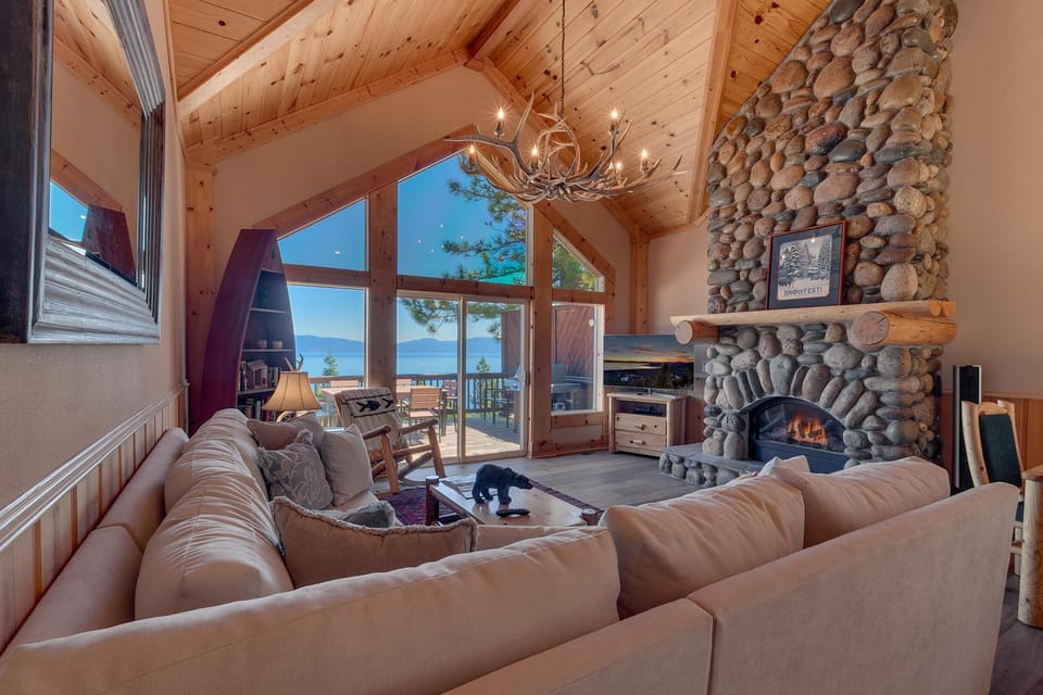 Crystal Lakeview Lodge by Tahoe Getaways - Private Hot Tub, Foosball Table & Tahoe Park HOA House in Tahoe City