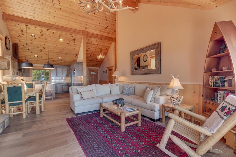 Crystal Lakeview Lodge by Tahoe Getaways - Private Hot Tub, Foosball Table & Tahoe Park HOA House in Tahoe City