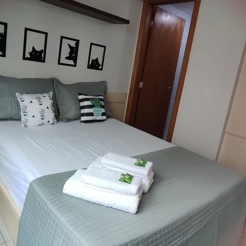 Bed, Photo of the whole room, towels