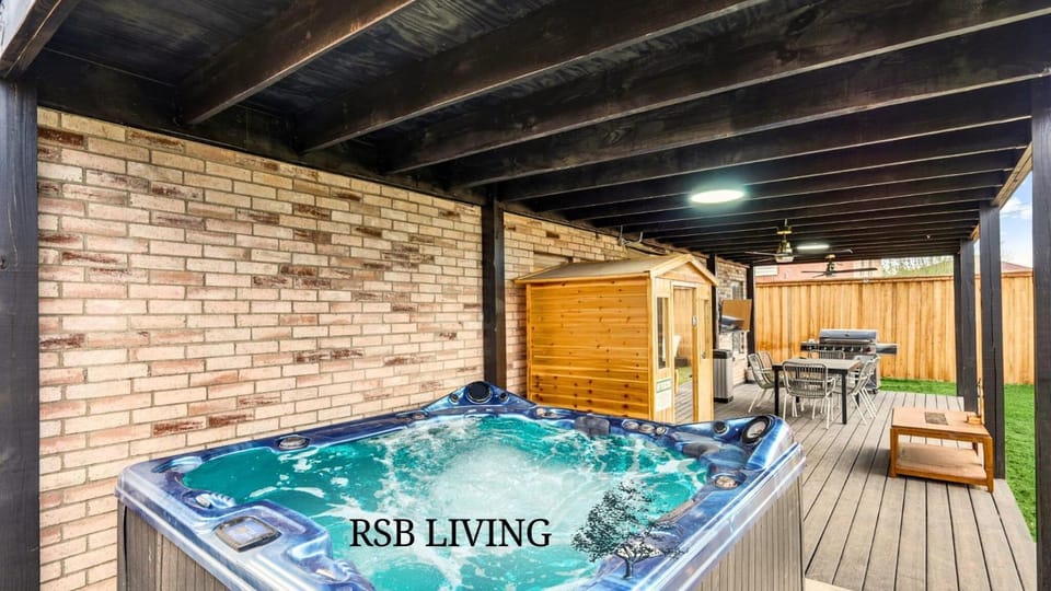 BBQ facilities, Hot Tub, Seating area, Dining area, sunbed