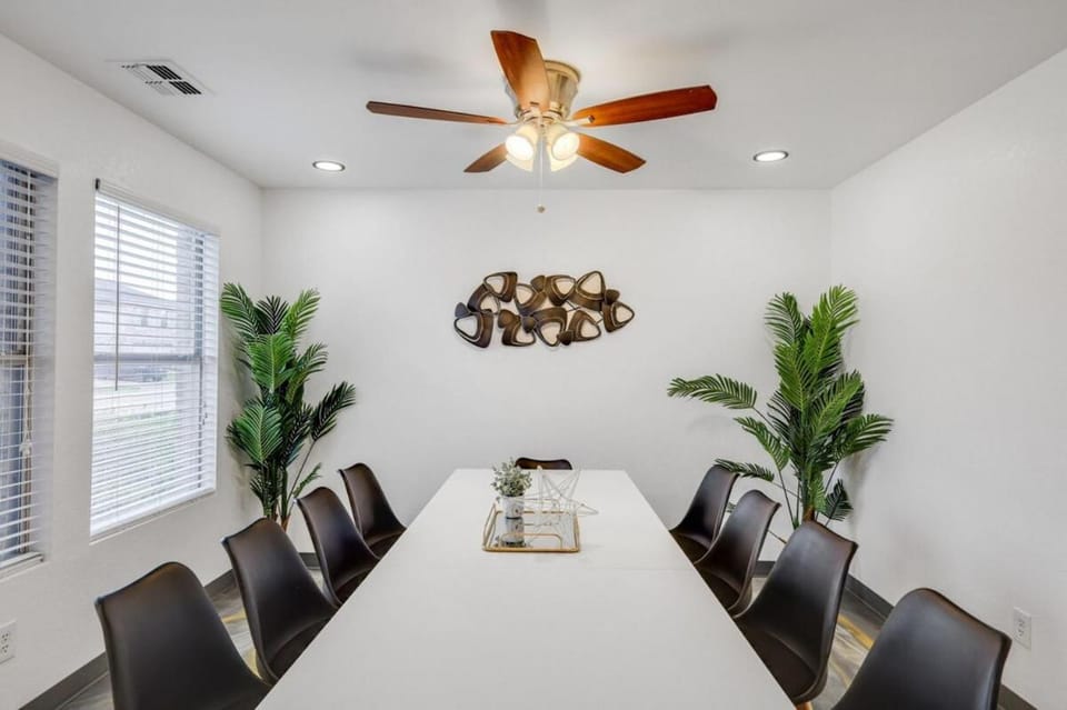 Elite 5BR 3,5BA Holiday Home with Game Room, Hot Tub, & Sauna House in Arlington