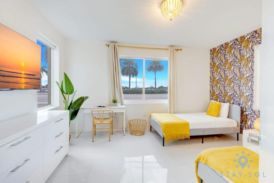 Hollywood Broadwalk Haven - Free Parking Apartment in Hollywood Beach