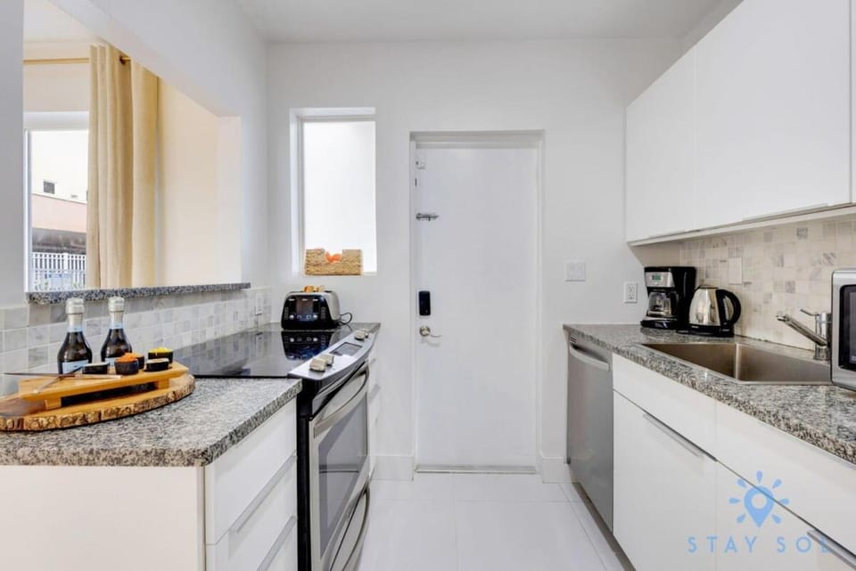 Hollywood Broadwalk Haven - Free Parking Apartment in Hollywood Beach