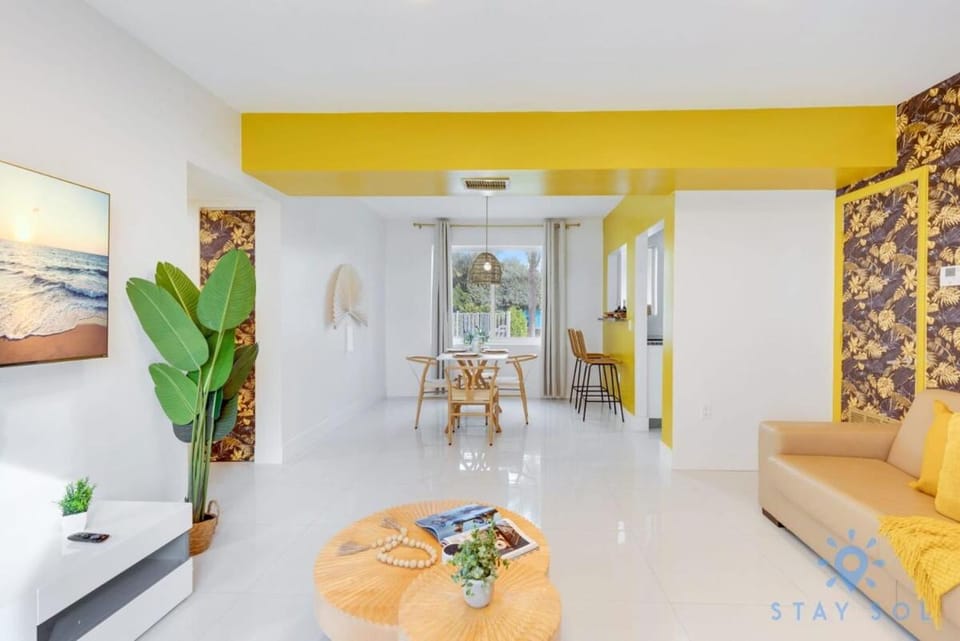 Hollywood Broadwalk Haven - Free Parking Apartment in Hollywood Beach