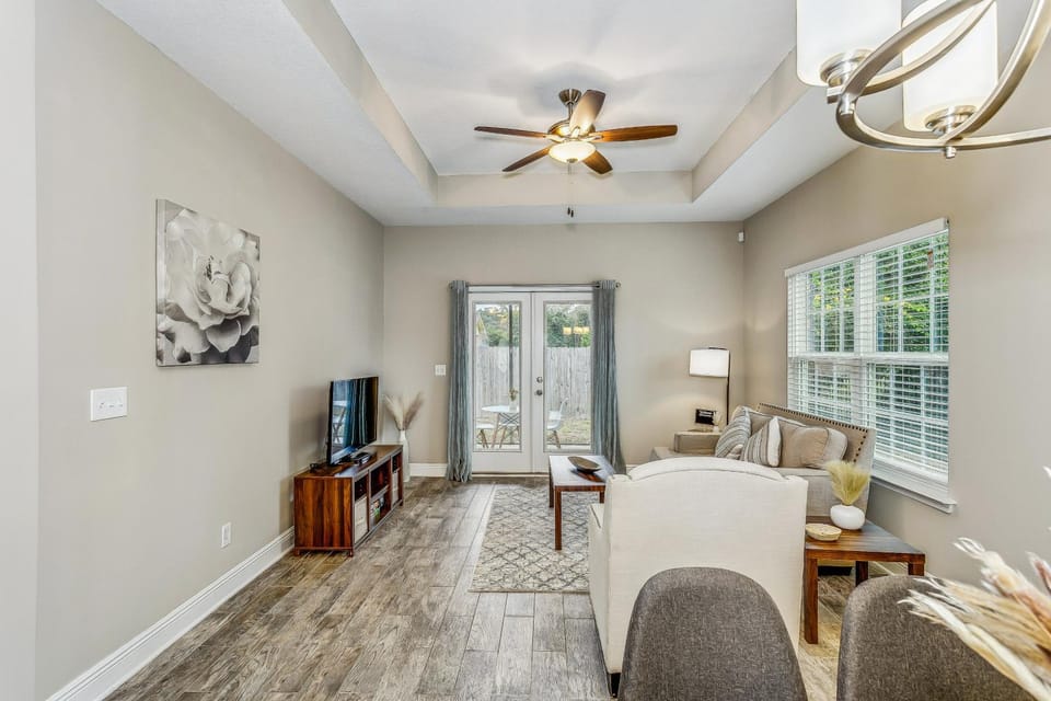 TV and multimedia, Living room, Seating area, fireplace