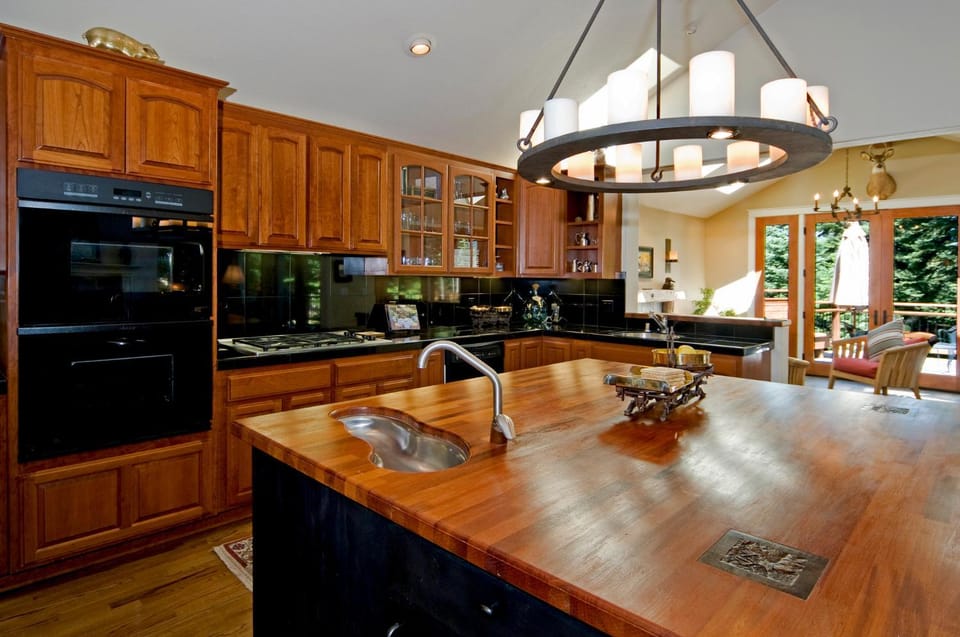 Big Springs by Tahoe Getaways - 6BR w Ski Shuttle, Fireplace & Entertainment Room House in Sierra Nevada