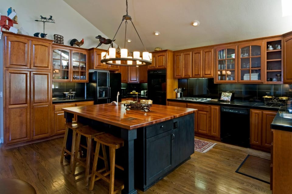 Big Springs by Tahoe Getaways - 6BR w Ski Shuttle, Fireplace & Entertainment Room House in Sierra Nevada
