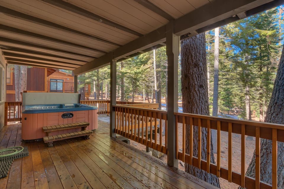 Deer Hollow- Hot Tub- Ski Shuttle- Northstar HOA Access House in Sierra Nevada