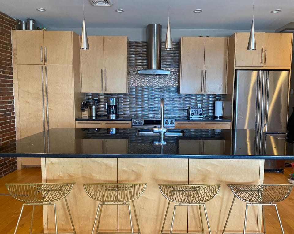 Coffee/tea facilities, Kitchen or kitchenette, Dining area, dishwasher, oven, stove